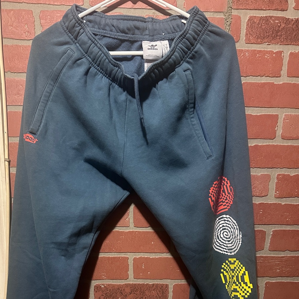 MENS ADIDAS CARTOON GRAPHIC SWEAT PANTS - Picture 3 of 10